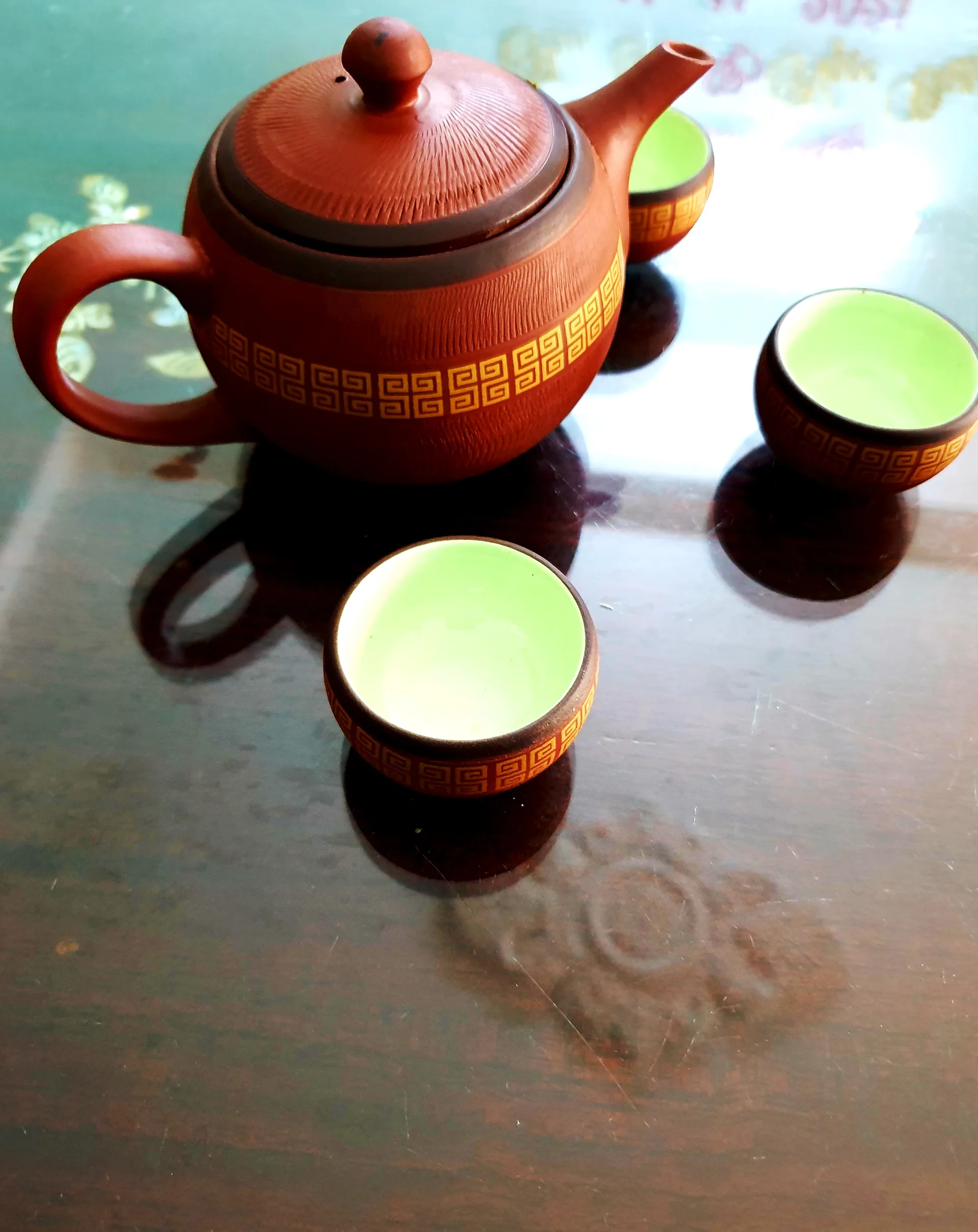 Ấm đất nung và ba chén trà xanh Thái Nguyên trên bàn