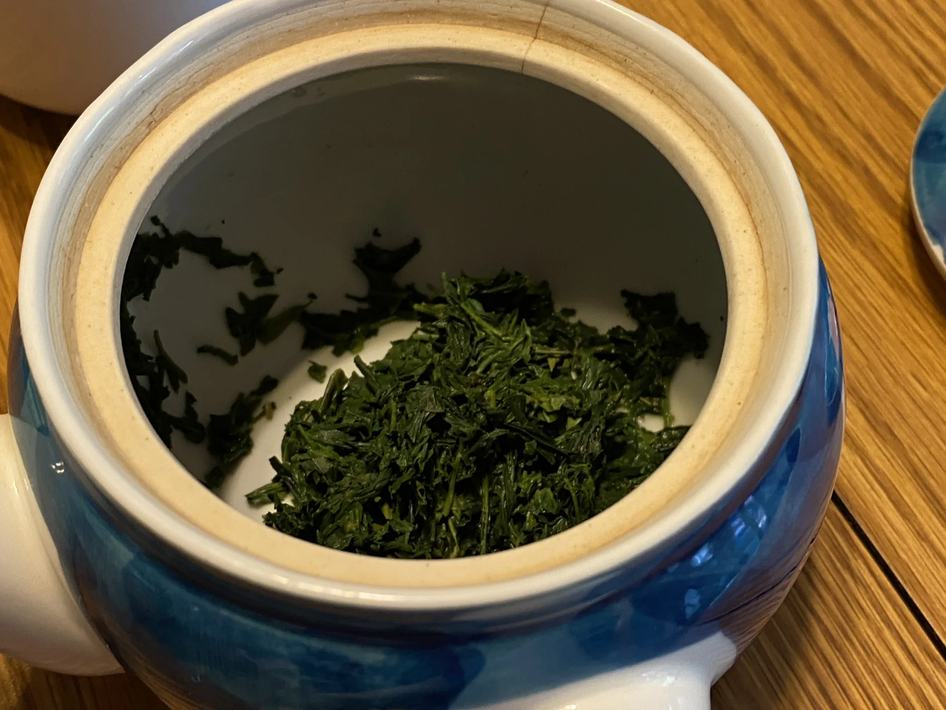 Lá trà xanh gyokuro nở ra trong ấm sau nước pha đầu