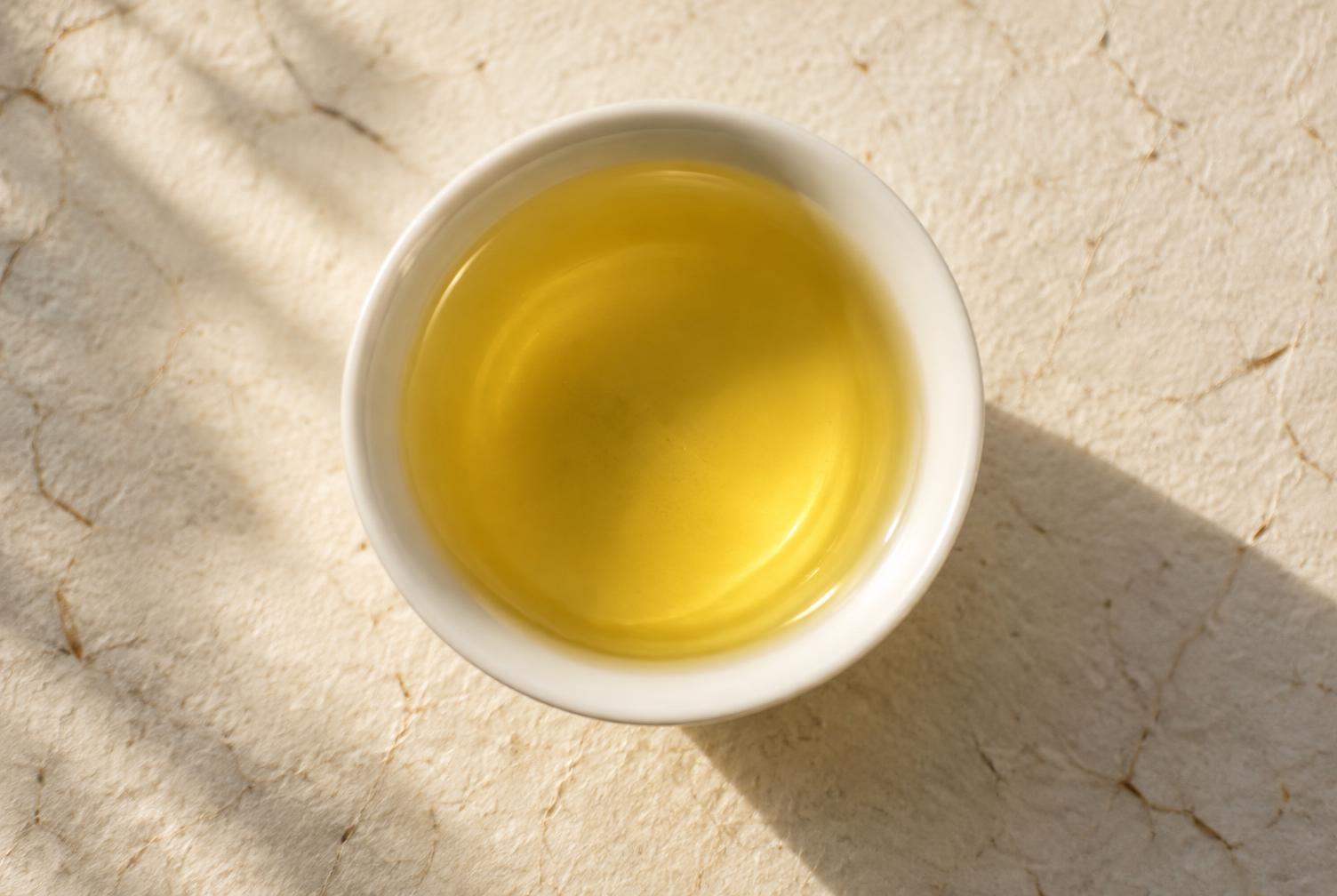 Chén nước trà xanh trong